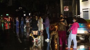 Personas afuera de sus casa por sismo en México.