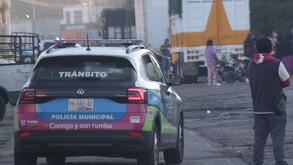 Una patrulla de la policía municipal de Puebla parada afuera de la Central de Abasto.