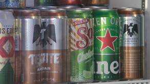 Se ven unas latas de cerveza de la marca Tecate, Sol, dentro de un congelador.