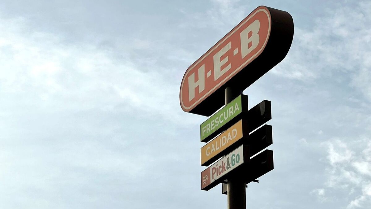 Letrero de una tienda HEB
