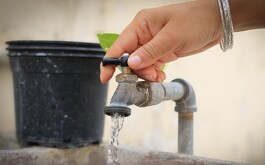 Llave de agua scando el vital líquido en una pila