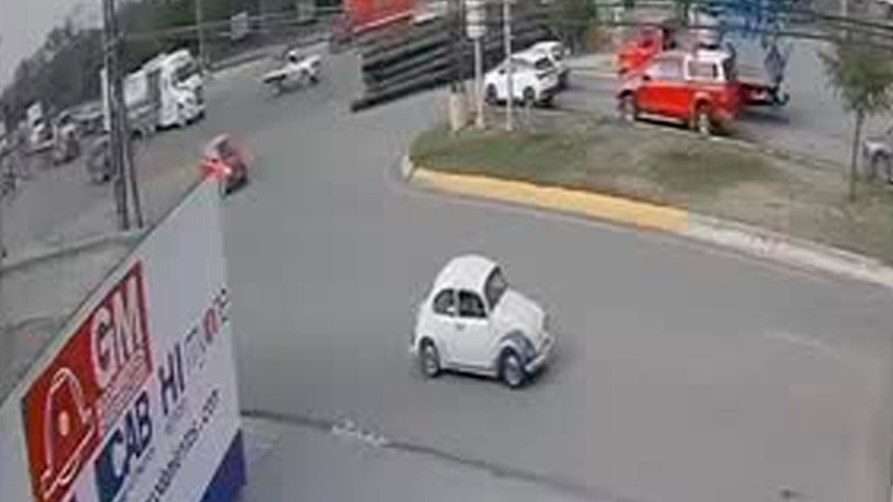 Cuatro automovilistas estuvieron a punto de perder la vida luego de que un tráiler perdiera parte de su carga al tomar una curva en Apodaca.