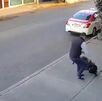 Hombre golpea a su perro en calles de la colonia Romero Rubio en Venustiano Carranza