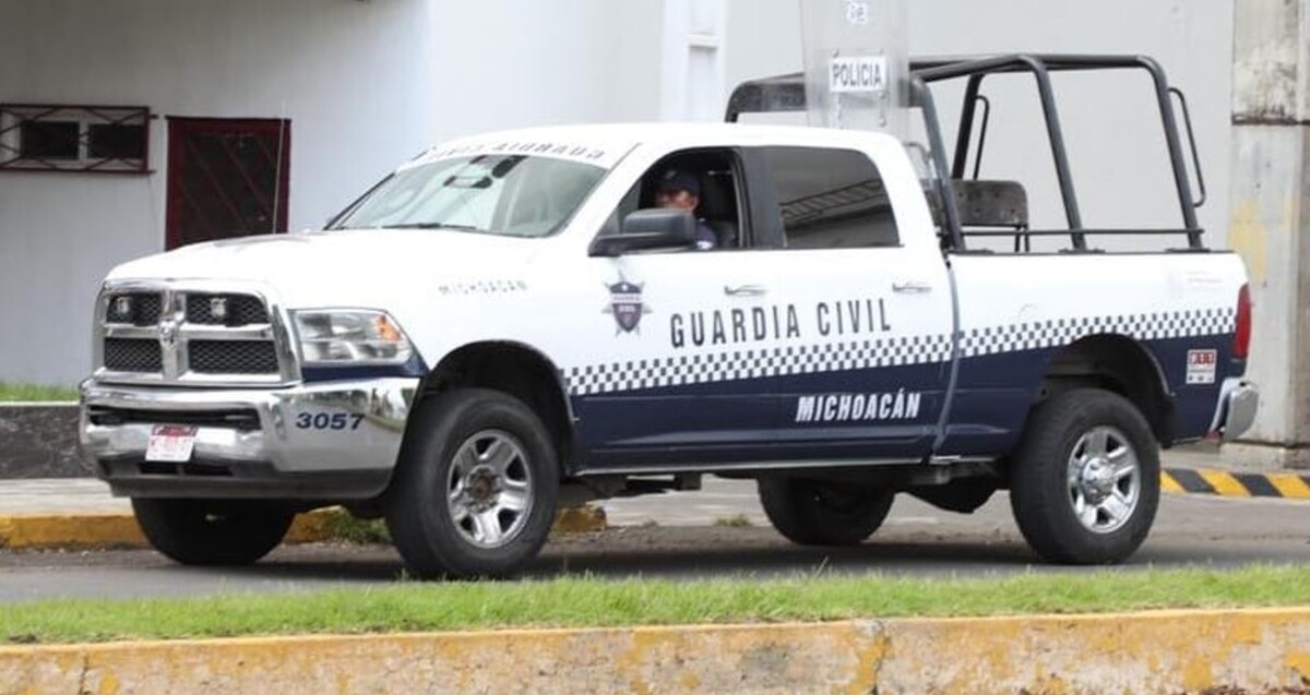 Patrulla de la Guardia Civil de Michoacán con un oficial en el asiento del conductor estacionado en calles del estado