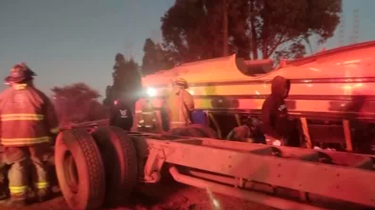 Un camión de jornaleros se volcó en el municipio de Calera, Zacatecas, dejando un saldo preliminar de cinco personas muertas y al menos 16 lesionadas.