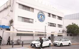 El alcalde de Escobedo, Nuevo León, Andrés Mijes exigió a Agua y Drenaje de Monterrey que repare varias fugas de drenaje en colonias del municipio.