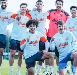 Alex Alcalá compartiendo entrenamiento con figuras del City como Julián Álvarez y Josko Gvardiol.