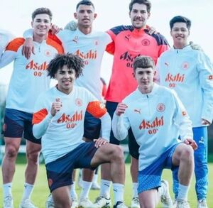 Alex Alcalá compartiendo entrenamiento con figuras del City como Julián Álvarez y Josko Gvardiol.