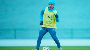 Álex Alcalá en una mañana de entrenamiento en la academia del Manchester City.