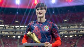 Armando González con la bota de goleador.