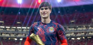 Armando González con la bota de goleador.