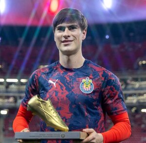 Armando González con la bota de goleador.