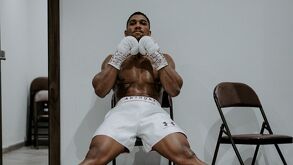 Anthony Joshua antes de salir a boxear.