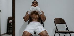 Anthony Joshua antes de salir a boxear.