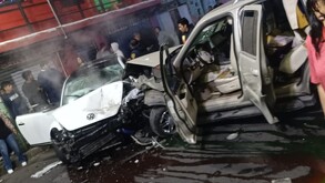 Aparatoso choque entre un auto Beetle y una camioneta en Iztapalapa, dejando cuatro personas lesionadas.