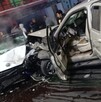 Aparatoso choque entre un auto Beetle y una camioneta en Iztapalapa, dejando cuatro personas lesionadas.