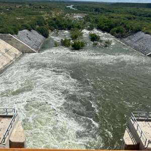 Las autoridades estatales y federales iniciaron el desfogue de la presa El Cuchillo en Nuevo León.
