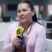 Beatriz Uscanga viendo a un costado mientras sostiene un micrófono de Canal 6 con el fondo desenfocado de las oficinas de Telediario Guadalajara