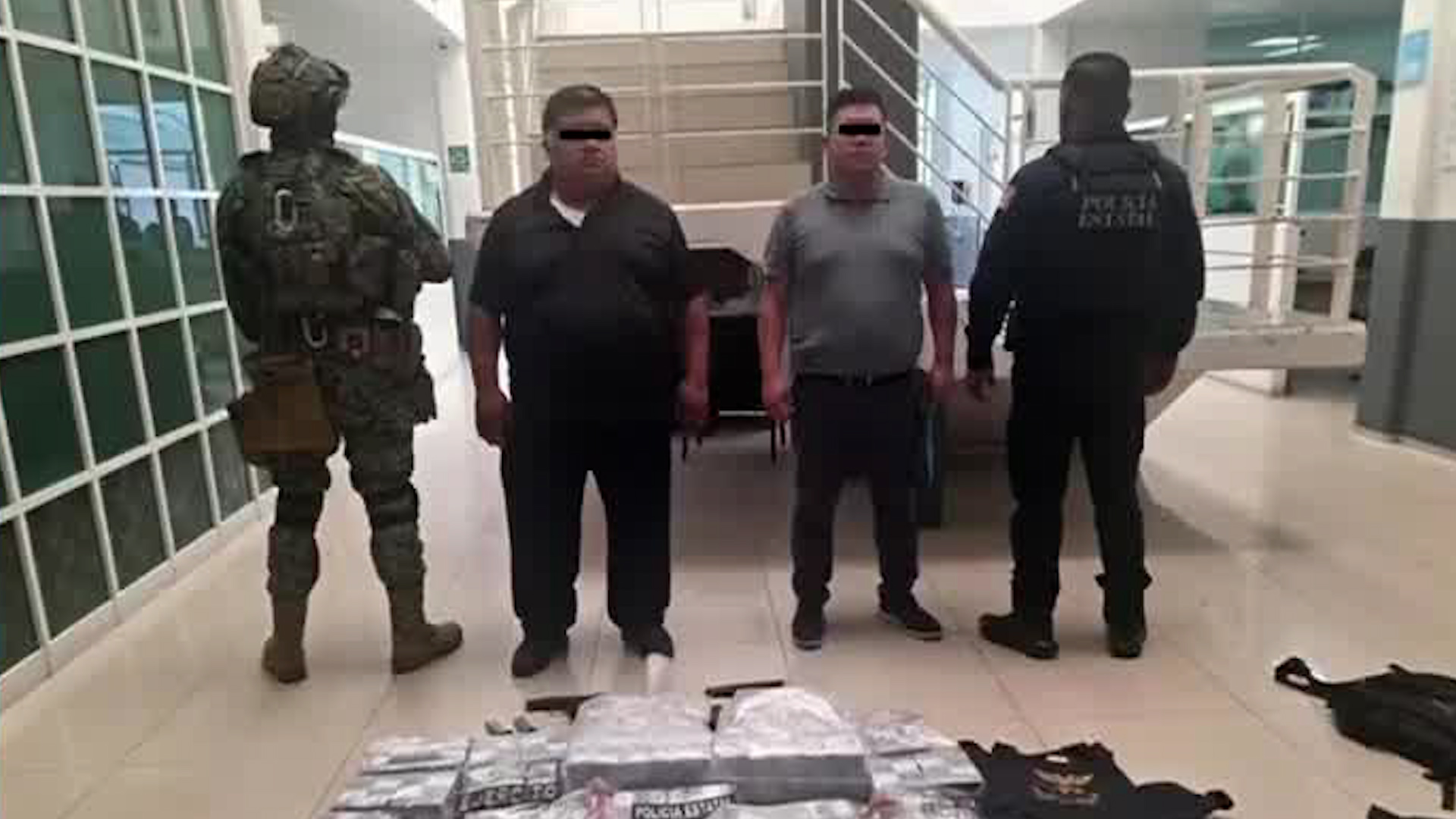 La policía del Edomex detuvo a dos hombres en la colonia Lomas Verdes con 37 millones de pesos en efectivo y armas de fuego.