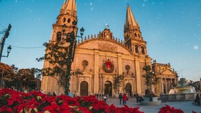 Catedral de Guadalajara adornada para la navidad.