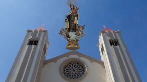 Imagen de la catedral de día, con un cielo azul y una Virgen.