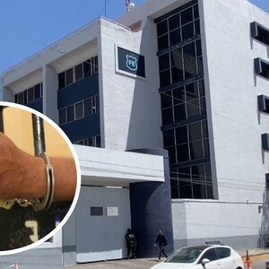 Vista exterior de las instalaciones de la Fiscalía del Estado de Jalisco con un globo de imagen de una persona con esposas en las muñecas