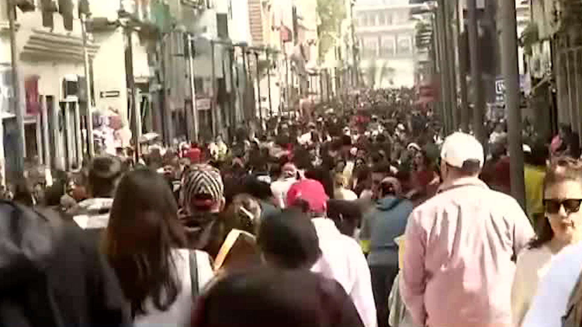 A un día de Nochebuena, la calle Madero y el Eje Central lucen saturados. Entre turistas y compras de pánico, el Centro de la CdMx registra una gran afluencia.