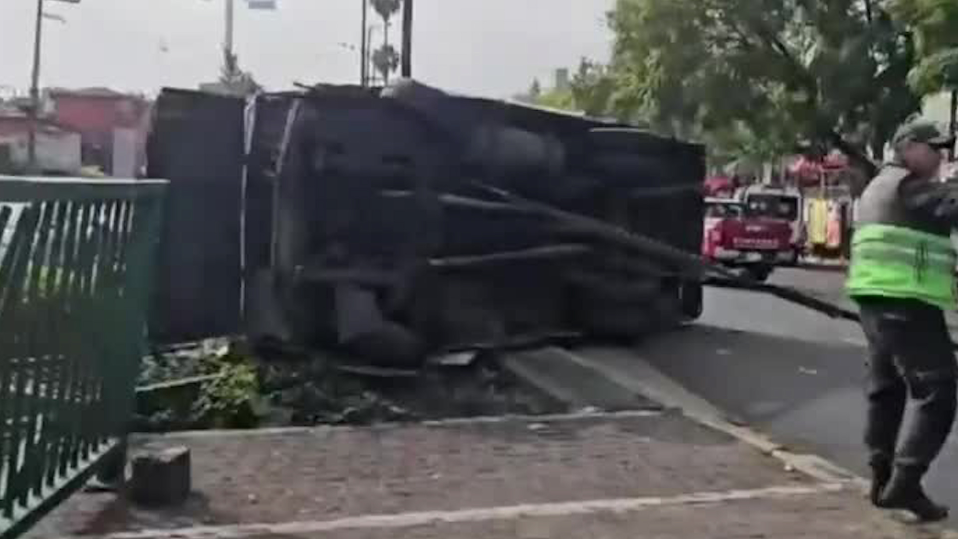 Una unidad de transporte público volcó en Calzada del Hueso tras impactar múltiples vehículos. El chofer fue detenido por la policía capitalina.
