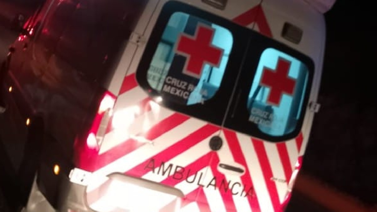 Unidad de la Cruz Roja que atendió a un hombre tras ser arrollado por un auto en villa León Guzmán.