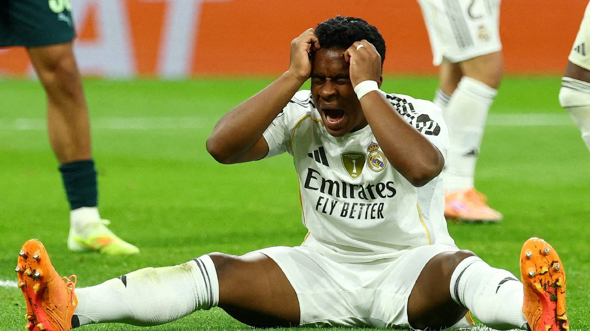 Endrick lamentádonse de una jugada fallida con Real Madrid en un partido de Champions League contra Manchester City.