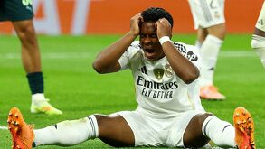 Endrick lamentádonse de una jugada fallida con Real Madrid en un partido de Champions League contra Manchester City.