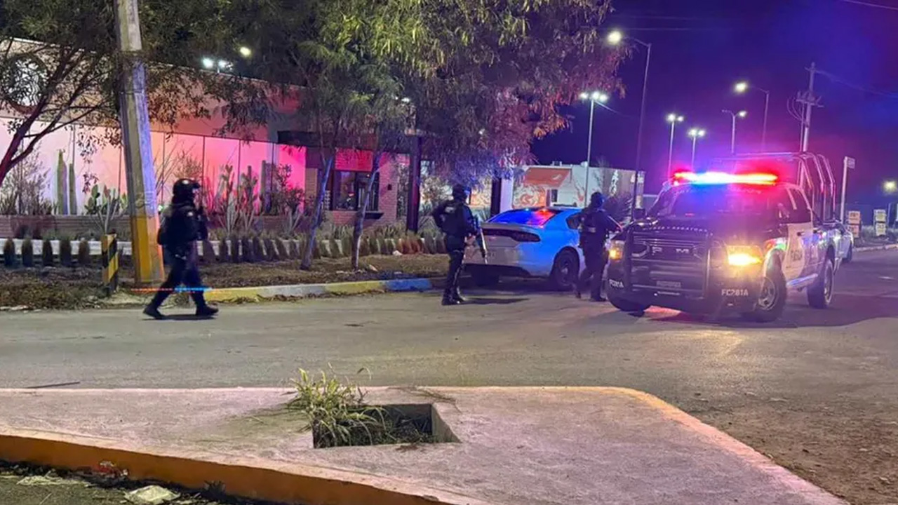 Un enfrentamiento entre agentes de la Agencia Estatal de Investigaciones y civiles armados dejó dos hombres muertos.