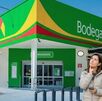 Persona a las afueras de una sucursal de Bodega Aurrera