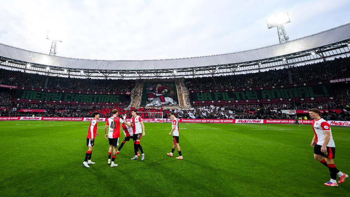 Aficionados del Feyenoord desprendiendo un tifo donde aparece el personaje de la película 'Mi pobre angelito'.