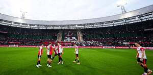 Aficionados del Feyenoord desprendiendo un tifo donde aparece el personaje de la película 'Mi pobre angelito'.