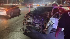 Automóvil totalmente destruido luego de que fuera impactado contra un camellón central en carretera Torreón-Matamoros.