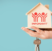 Una mano sostiene una pequeña casa de madera con el logotipo de INFONAVIT impreso en rojo, junto a un juego de llaves, sobre un fondo azul claro.
