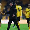 El entrenador de Wolves, Rob Edwards, Joao Gomes y Andre debatiendo el resultado después del partido de la decimoséptima fecha de la temporada.