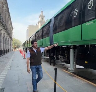 El mandatario compartió un video en el que celebró la llegada de las unidades