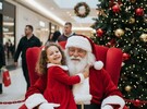 Santa Claus se encuentra en distintas plazas y villas navideñas para que niños y niñas con sus familias acudan a tomarse la foto.