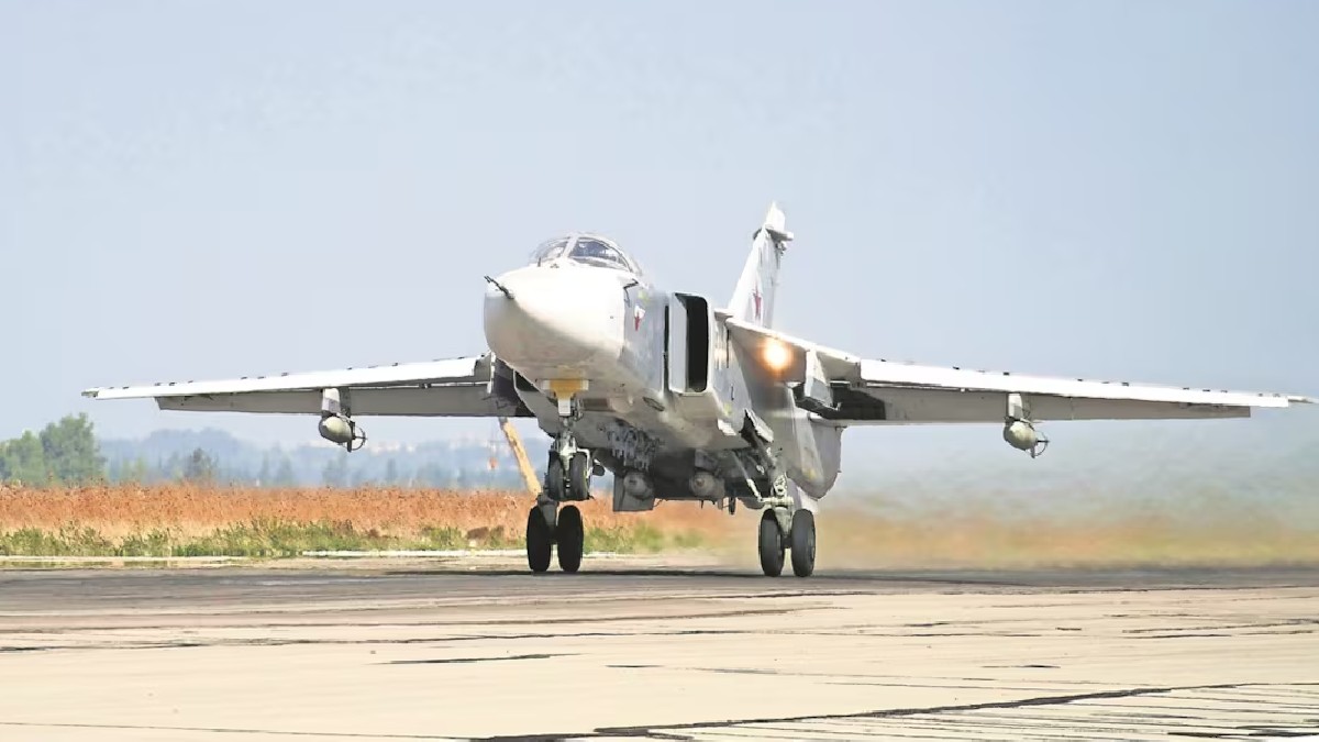 El jet se encuentra aterrizando sobre la pista de aviones.