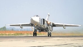 El jet se encuentra aterrizando sobre la pista de aviones.