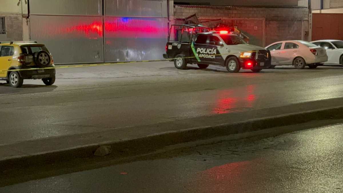 Policía de Apodaca afuera de empresa.