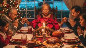 Familia mexicana rezando durante la cena de Navidad