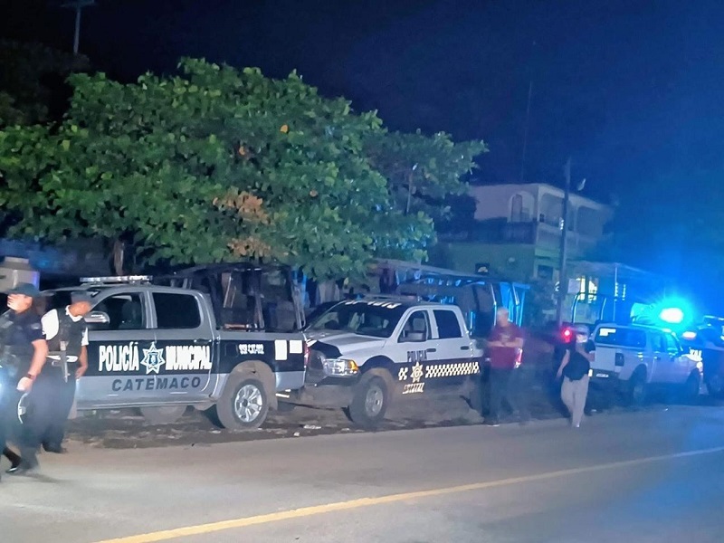 Patrullas de la policía de Catemaco en un operativo en Veracruz.