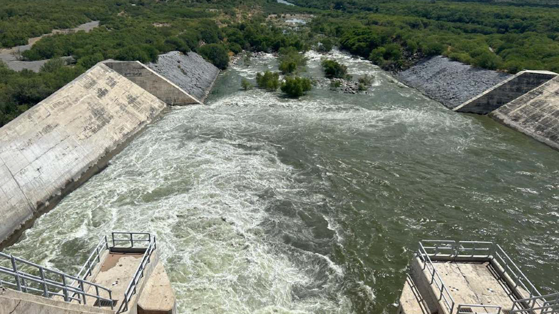 De acuerdo con Abimael Salas, jefe de Meteorología de Canal 6, esta cantidad de agua equivale a 11 mil albercas olímpicas, casi una presa de La Boca.