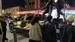 Fotografía de la policía sobre la avenida Morelos de Torreón de noche.