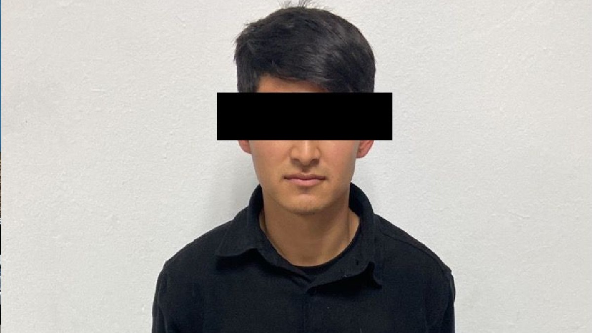 Joven con cara censurada y sudadera en color negro