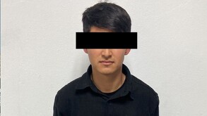 Joven con cara censurada y sudadera en color negro