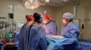 Médicos y enfermeras de Guadalajara realizando una cirugía de preservación de órganos dentro de un quirófano con equipo médico alrededor